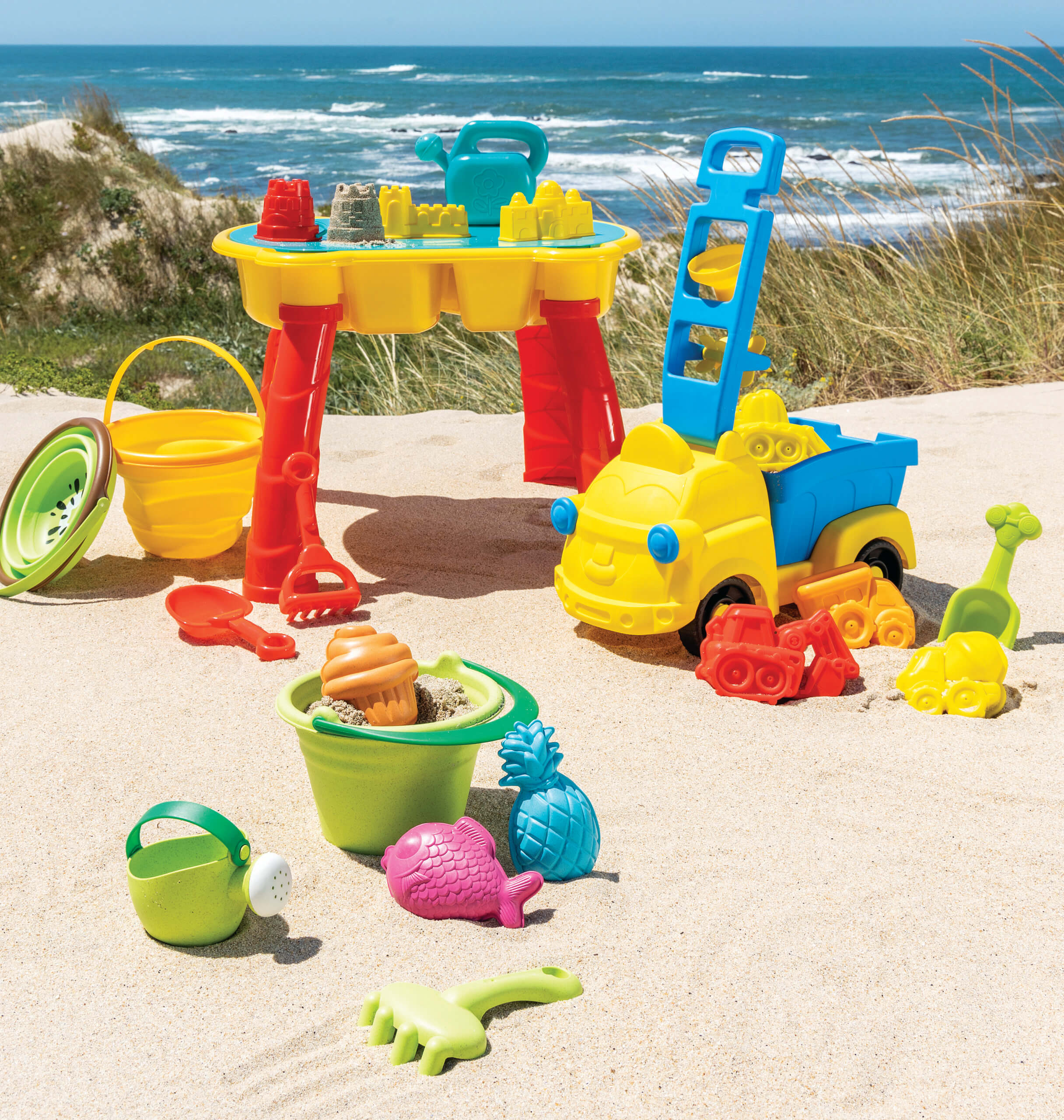 balde de praia dobravel e outros brinquedos para levar para a 
